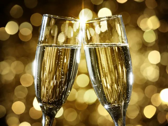 CDKitchen's tweet image. Just because someone doesn't drink booze doesn't mean they should miss out on a celebratory clink of champagne. This clever mix of ginger ale and apple juice even looks like the real thing, bubbles and all. buff.ly/3AFLZ2A