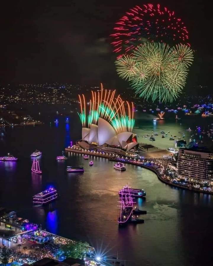 #FOTOS📷📷
Con impresionantes juegos artificiales, Australia le da la Bienvenida al Año Nuevo 2023 🎉🎊
#2023JuntosVamosAdelante #UnidosEnVictorias
Cortesía: <a href="/Canal6Nicaragua/">Canal 6 Nicaragua</a> <a href="/FloryCantoX/">Flor y Canto 🇳🇮</a> <a href="/y_el_sol/">María Alfonsina 🇳🇮</a>
