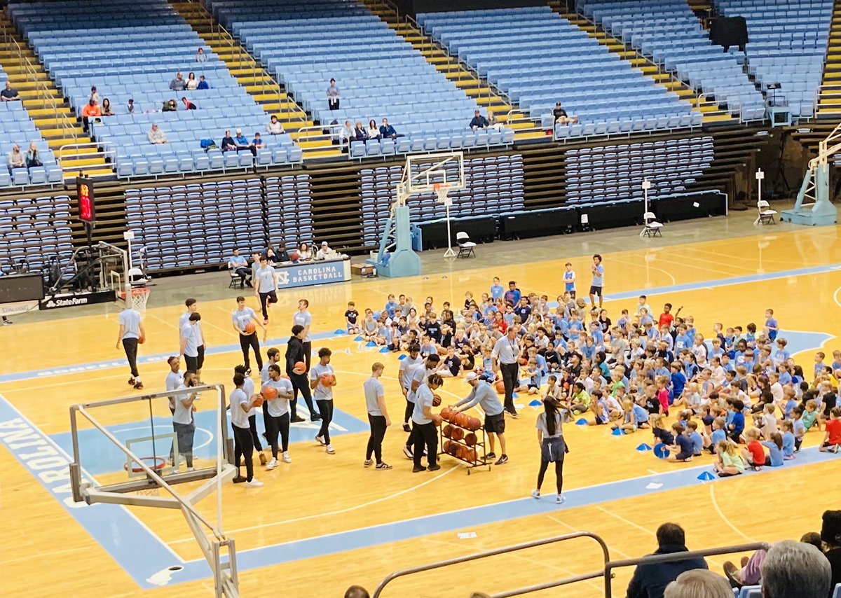ar1121's tweet photo. In the @DeanSmithCenter waiting for J’s turn with the @UNC_Basketball team to start.

I must’ve missed the 30-39yo age group option in the sign up. 🤷🏻‍♀️ https://t.co/5iKMsIwh78