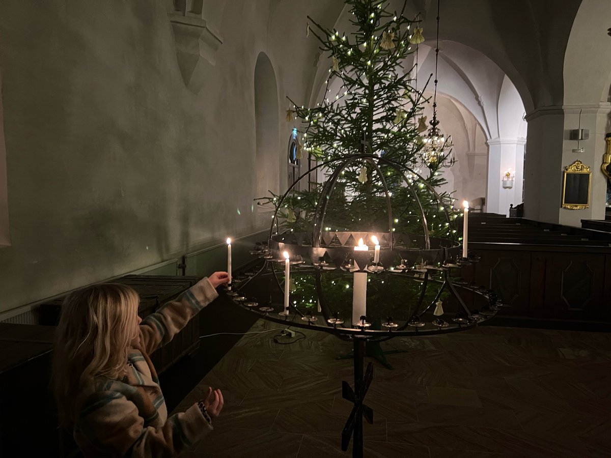 Ring den frusta tiden åter varm.

Ett ljus för det nya året. Med en from och kanske fåfänglig önskan om ett kommande bättre år. 

Men en sak kan vi påverka, en sak äger vi själva. Att fokusera mer på det goda i tillvaron, mindre på det eländiga. 

Gott nytt år