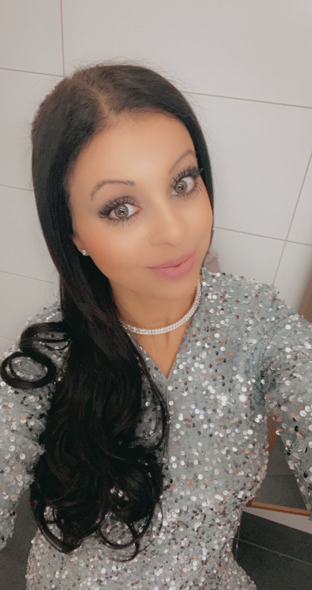 Gott Nytt År alla goda människor med goda värderingar som gör gott för världen utan att låta hat eller fördomar styra ert liv eller handlande. Som tänker på andra och är med och skapar ett bättre samhälle och en bättre värld🥂