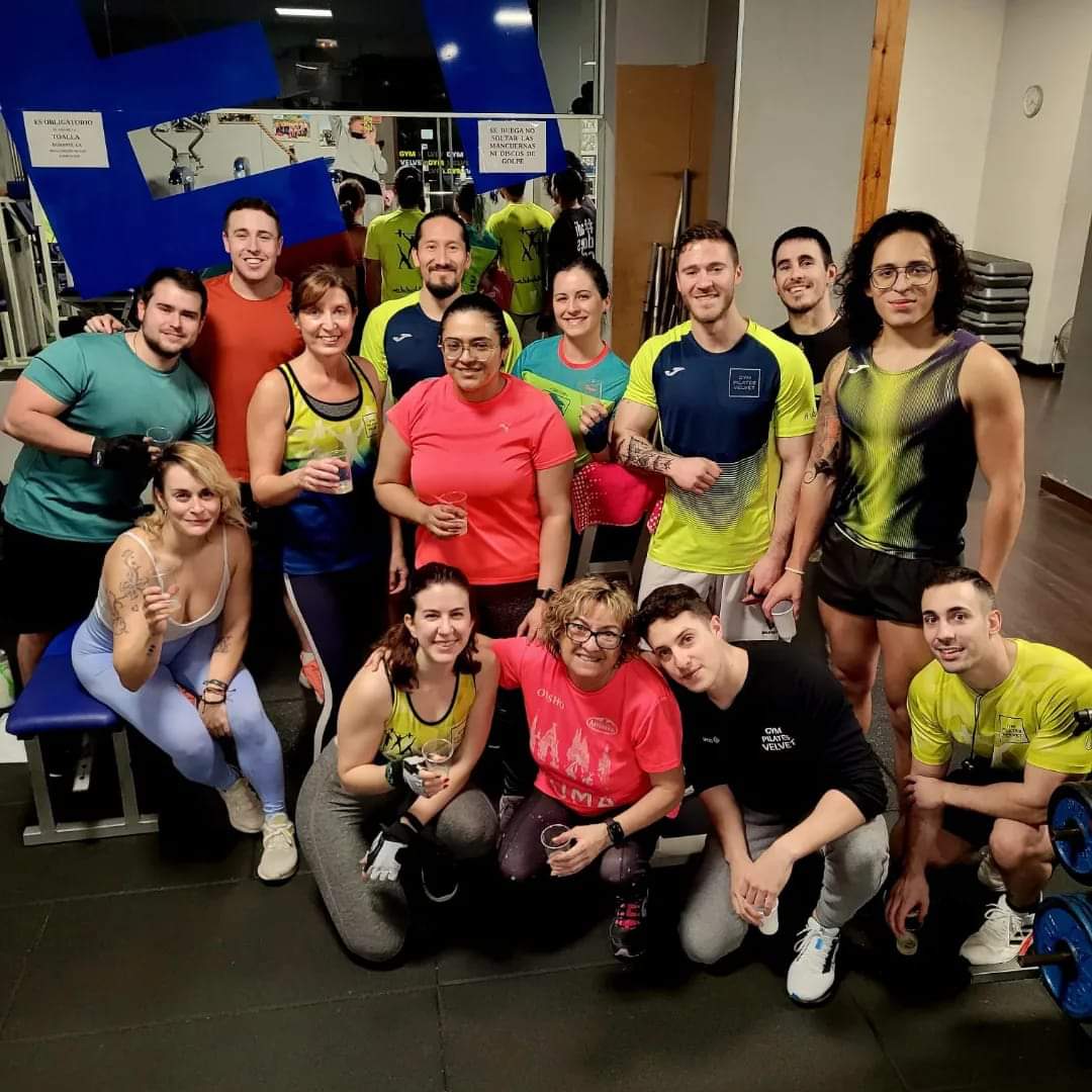 gympilatsvelvet's tweet photo. FELIZ NAVIDAD Y FELIZ TODO #Velveteros...!! 🥂🎊🤩🎁..! En unas horas recibiremos al 2023 y queremos desearos todo lo mejor del mundo, siempre cerca de nosotros..!! #Salud #dinero y #entrenamientos #equipo. A por un súper #FelizAñoNuevo...!! 🍇🍾🥂 https://t.co/jV42l1zu5m