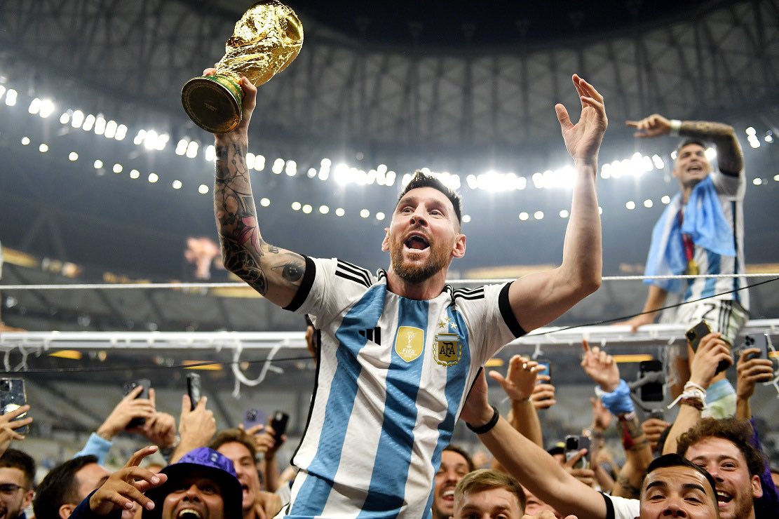 Posiblemente #Qatar2022 haya sido el mejor mundial de la historia. Fútbol de alto vuelo, estadios imponentes, gran asistencia, organización impecable y la coronación de #Messi𓃵. Pero también hubo mucho más. Abro hilo con lo que dejó la #FIFAWorldCup 🧵.