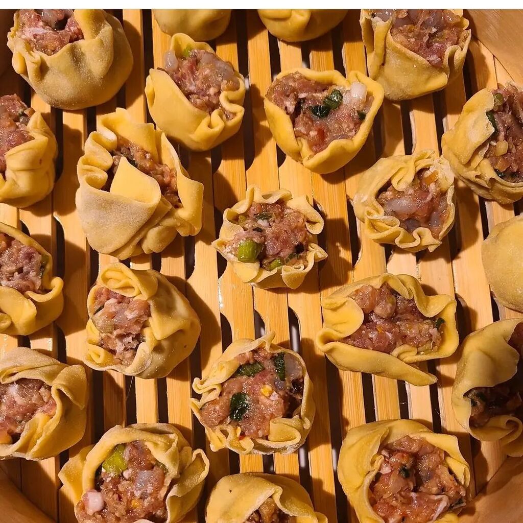 foodloverPDX's tweet photo. Happy almost New Year!! I hope your 2023 includes plenty of yummy π₯π₯π₯
Shumai: A Love Story
.
.
Delicious dumplings made by hand at home by @pb.french using the recipe from #dumplingsequallove by @lizcrainpdx
Reposted from @novice_homesteader https://t.co/XX3y8ClKAi https://t.co/fo3MDQVeUe