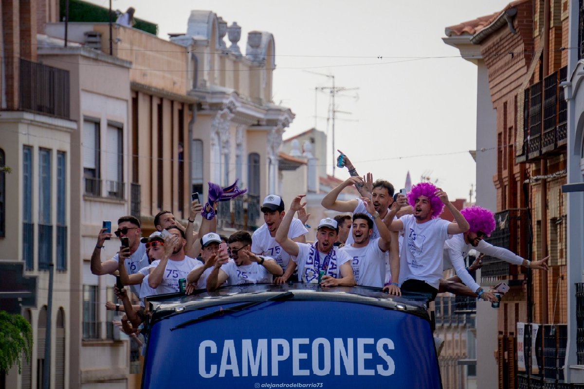 deporguada's tweet photo. 6. 𝐔𝐧 𝐦𝐨𝐦𝐞𝐧𝐭𝐨 𝐪𝐮𝐞 𝐜𝐨𝐦𝐩𝐚𝐫𝐭𝐢𝐫 
Un ascenso histórico se merece una celebración histórica 😏

Por ello, disfrutamos por todo lo alto el haber ganado una liga por primera vez y quisimos compartir nuestra alegría con todo el mundo 😍 https://t.co/tH7Jz528rv