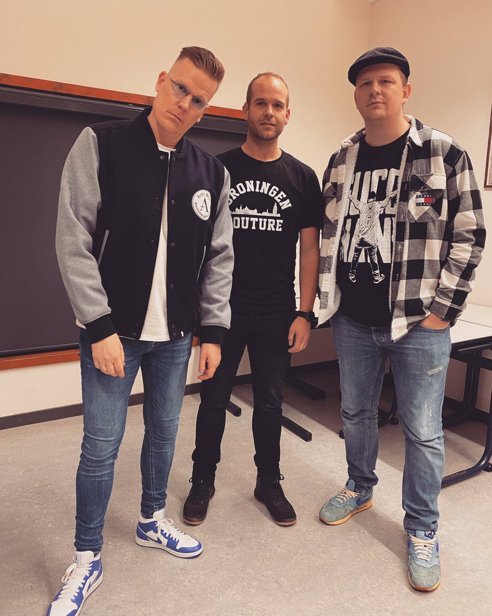 FiezeRik's tweet photo. Nog één show. Vanavond om 22.00 uur op de Grote Markt. Dus als je sjompnat wilt worden… 😅 Wij doen nog één keer alsof we rocksterren zijn #TeamSjomp #WatAans! https://t.co/xu2d1lRGLT