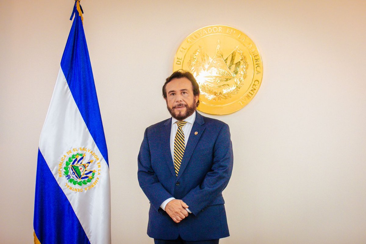 Teleprensa33's tweet photo. #Nacionales | En representación del presidente @nayibbukele, el vicepresidente @fulloa51 arribó en Brasilia para participar en la toma de posesión del presidente electo de #Brasil, Luiz Inácio #Lula da Silva, el 1 de enero de 2023.

📸 Vía: @VCpresidenciaSV #Teleprensa33 https://t.co/0TOqL5Anm2