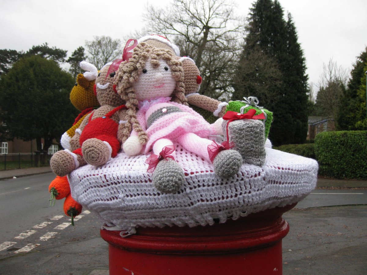 #PostboxSaturday 📮

A highly decorated Christmas post-box topper in Knowle, Solihull 🎅🦌🎁

@letterappsoc #TwelveDaysofChristmas #NewYearsEve