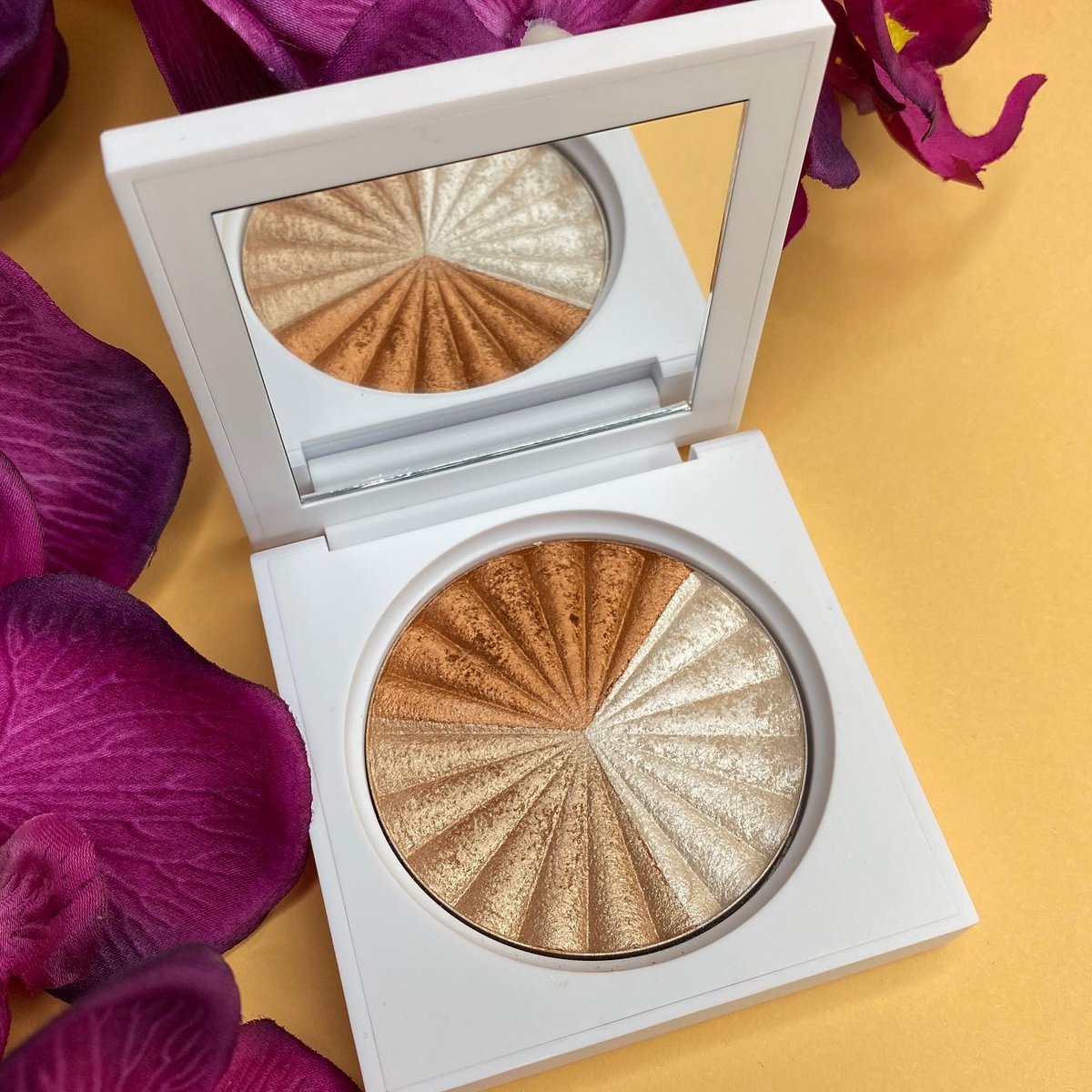 OFRACosmetics's tweet photo. Because three highlighters are better than one 😉✨
📸 @roxanamija_mua #OFRAxNikkieTutorials 𝗘𝘃𝗲𝗿𝗴𝗹𝗼𝘄 𝗛𝗶𝗴𝗵𝗹𝗶𝗴𝗵𝘁𝗲𝗿 https://t.co/I4Tl38V8jo