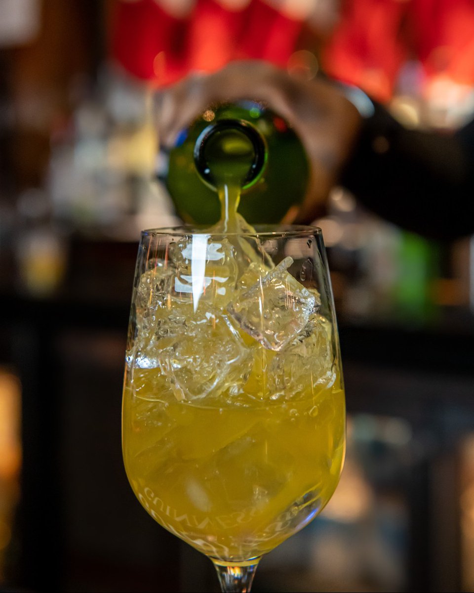 We're pouring it up for the New Year at #LansdownePub! 🍾 See you all tonight 🥳
