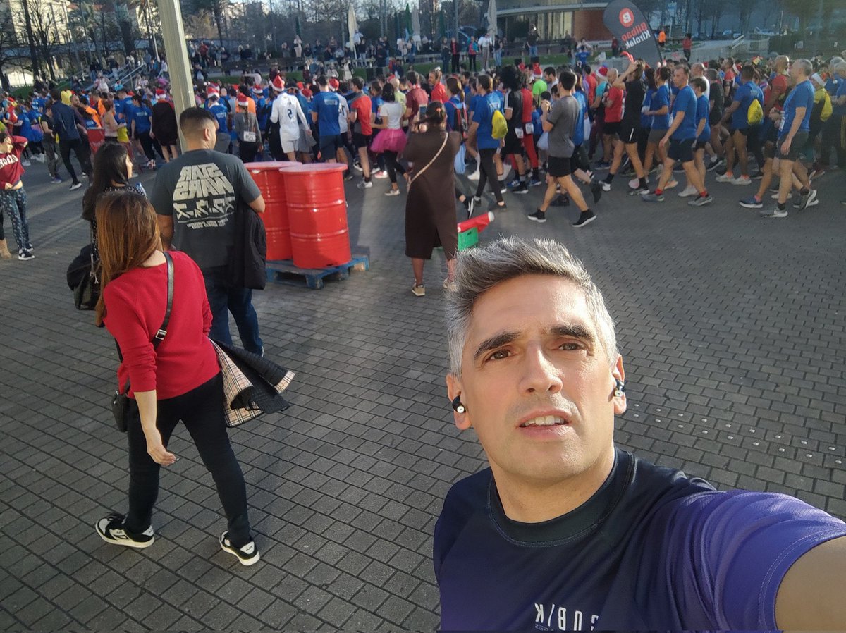 TriAnaiak's tweet photo. San Silvestre Bilbao!!!. Últimos kms del año. Oso ondo @sansilvestreBIO . Tremendo ambiente!!!!.  Urte Berri On!!!! https://t.co/32E8weUT5B