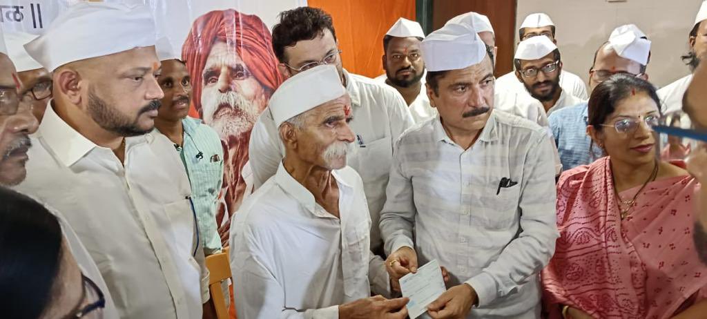 हिंदुत्वाचा झेंडा खांद्यावर आयुष्यभर मिरवणारे आदरणीय संभाजी भिडे गुरूजी आज मालाडमध्ये आले होते.
मी त्यांची भेट घेतली. शिवप्रतिष्ठान या त्यांच्या संघटनेसाठी मी ११००० चा धनादेश  दिला. गुरूजींचे आशीर्वाद घेतले. #ग्रेट_भेट #भिडे_गुरूजी #शिवप्रतिष्ठान