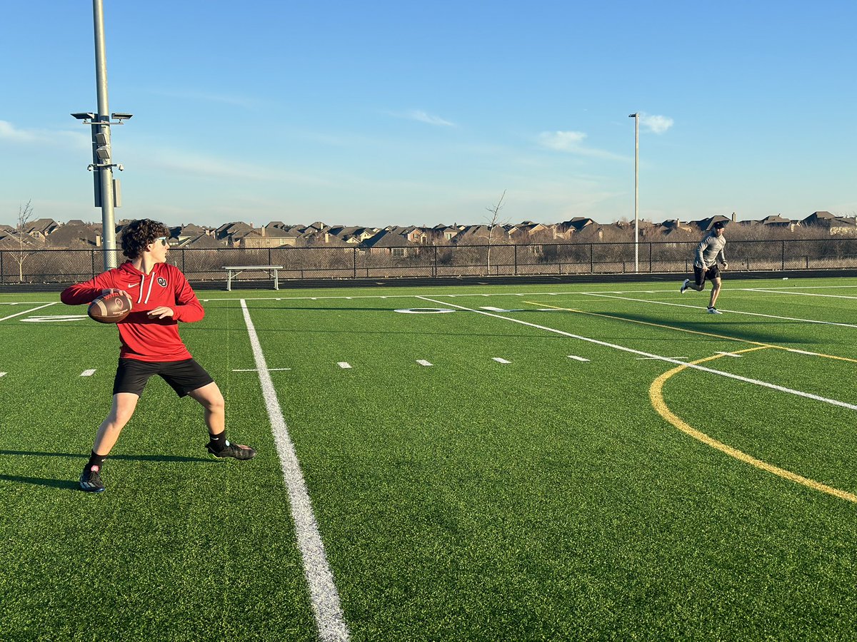 Levi_McAbee's tweet image. 8am throwing with my guy @trevor_knight9 to finish off 2022💪🏻 Thank you for making me better today 

“You gotta trust your guy to beat the leverage.”

#nolaces #quickgame 

@QBC_DFW @FootballMelissa @jruss_16 @TGurley81 @Marchen44 @ScottRapp17 @TexasICE7v7 @QBHitList