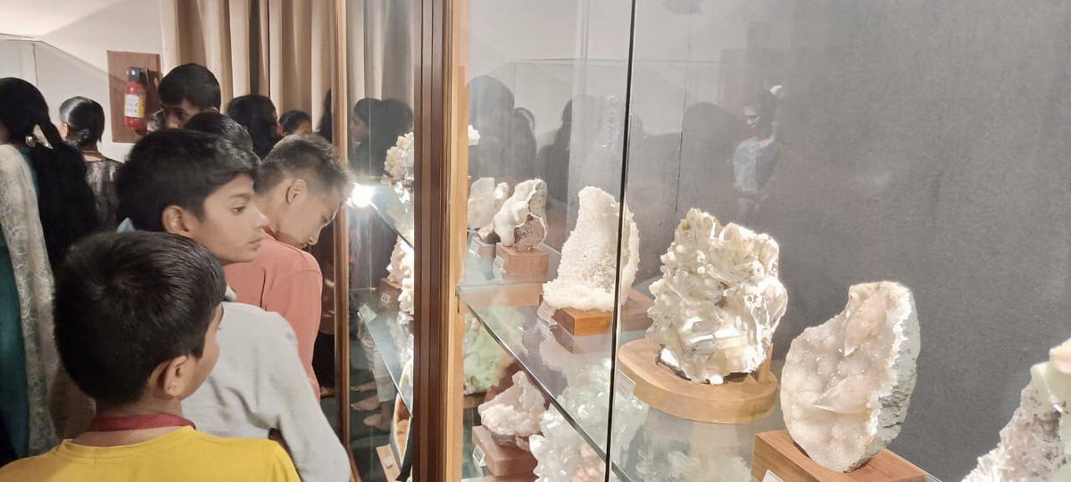 Gargoti's tweet photo. Today 58 students from Boisar Military School &amp; JR. College, Palghar

#gargotimuseum #nashik #nasik #nashiktourism #maharashtratourism #museum #museumofindia #mustvisit #mustvisitplace #placetovisit #education #schoollife #geology #mineralogy #palghar #pasthal https://t.co/aGH0KZgWZ5