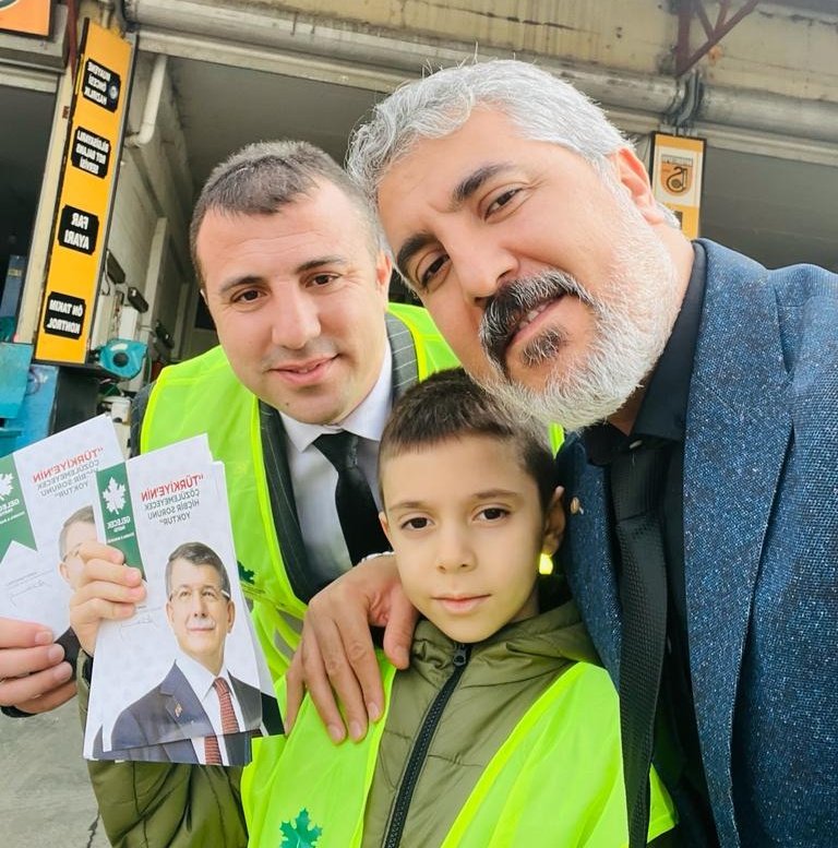 UguravniBasarir's tweet photo. 2022 yılının son gününde oğlum Mehmet Efe ile birlikte "Geleceğimiz" için Bahçelievler ilçemizde sahalardaydık...☺️🇹🇷

@Ahmet_Davutoglu https://t.co/GrXdymGoMq