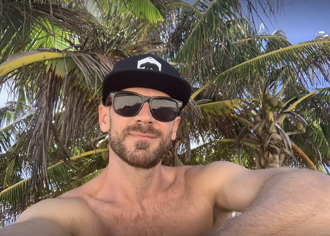 Happy New Years! https://t.co/c8M0NL5Fvx