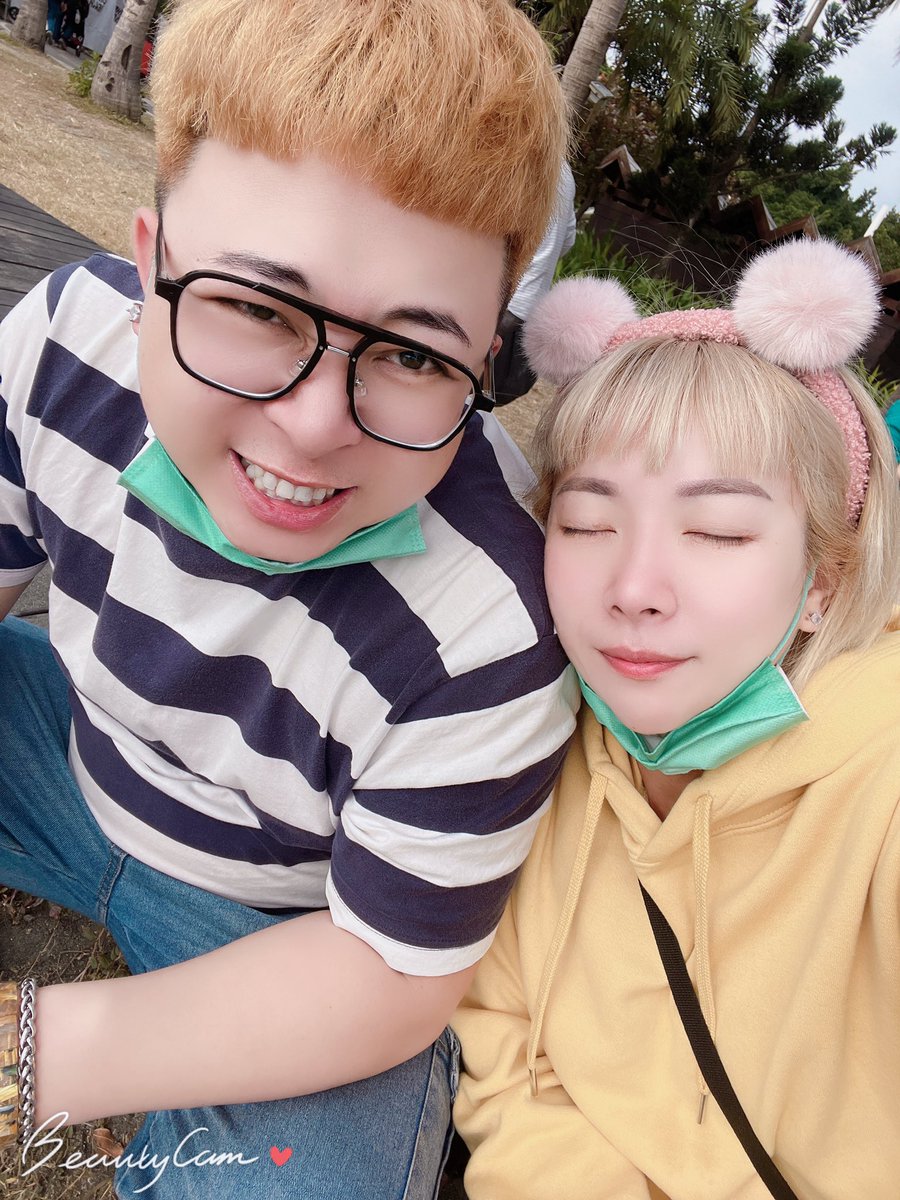 我與我愛的男人超開心結束去年最後一秒，新的一年在一起第一秒
也祝大家新年快樂
Happy New year…. https://t.co/a6k6OyH0k4