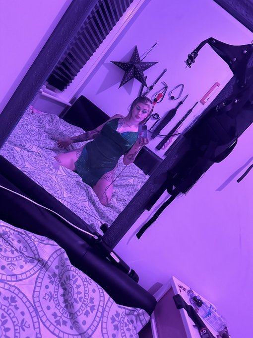 Cum see me tonight to end the year with a bang @roxysden 💕 https://t.co/0mL4nQmxKd