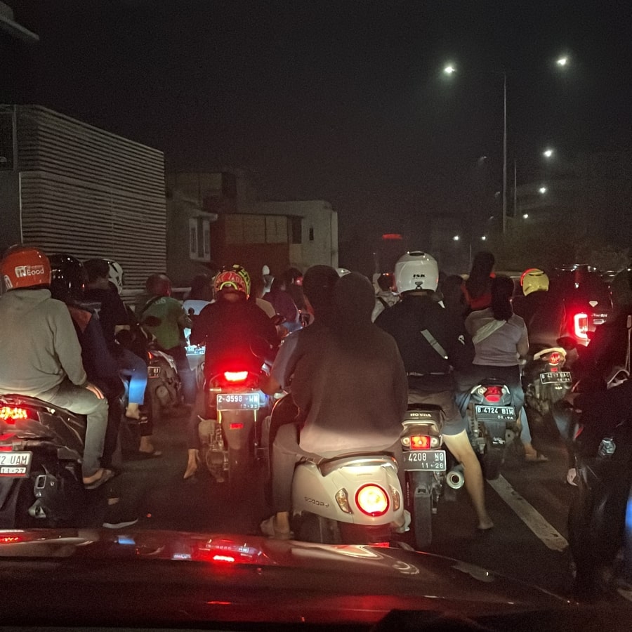 Resjakbar's tweet photo. Pantauan sekitar fly over pasar asemka menuju stasiun Jakarta kota terpantau padat merayap pada pukul 23.00 wib
.
Di himbau kepada masyarakat yang akan melintasi lokasi agar mencari jalan alternatif lain
.
#polres_jakbar #lalulintas #kotatua #tahunbaru #pasarpagi #asemka https://t.co/hApx3shykl