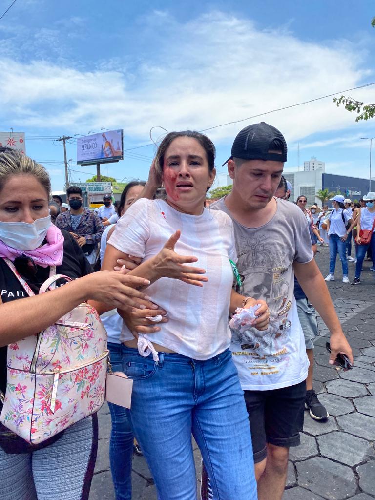 LuisFerCamachoV's tweet photo. Policía agrede a Asambleísta con gases cuando la marcha pacífica llegó hasta el Comando.

Equipo de comunicación del Gobernador informa. https://t.co/RhyhEqzR9h