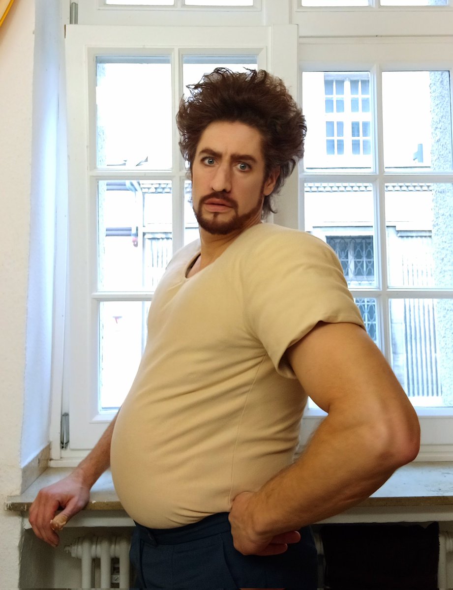 What do you mean, I only have a few hours to lose this year's extra weight!?!
*King Agamemnon before the double-show of The beautiful Helena &amp; Die schöne Helena <a href="/theaterhagen/">theaterhagen</a>.
Then, we can all let our hair down and bounce our weight around on the dance floor!