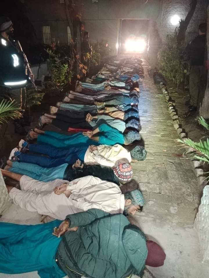 comrade890's tweet photo. د افغانانو سره چې کوم ظلم په استعماری پاکستان کښې کیګی داسې ظلم هندوستان د کشمیریانو او یهودیانو د فلسطينيانوں سره نه دې کړې۔
#saveafghan
@HabibKhanT
@Achakzai__raziq
@NaimatUllahWazi https://t.co/DdQifjCa6X