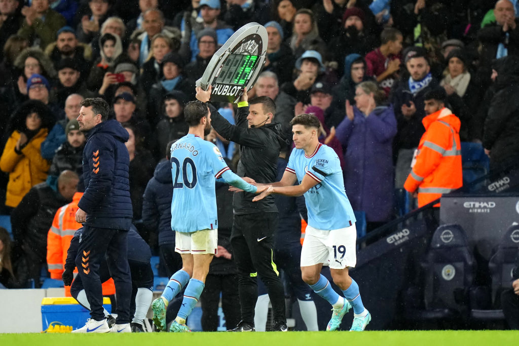 Garnacho fue titular en el United y Julián ingresó en los minutos finales en el empate del City