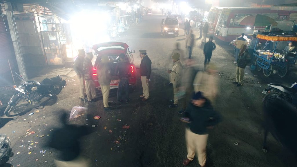budaunpolice's tweet photo. #SSP @budaunpolice के निर्देशन में नव वर्ष की पूर्व संध्या पर #COCity, #SHOcivilline, #TSI द्वारा मय पुलिस बल के रोडवेज बस स्टैंड पर ड्रोन कैमरे से निगरानी कर संदिग्ध व्यक्तियों/वाहनो की सघन चैकिंग कर ब्रेथ एनालाइजर यंत्र से नशे में वाहन चलाने वाले व्यक्तियो को चैक किया गया। https://t.co/GcLBrYksRo
