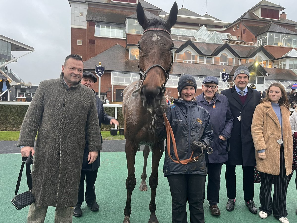 jamiesnowden's tweet photo. #YouWearItWell is 2nd and #PassingWell 4th in a top class renewal of the #Grade1 #ChallowHurdle @NewburyRacing Delighted with both of them. Two lovely young horses with big futures. @GavinSheehan92 @BetVictor @Alexwalters89 Well done #TeamJSR a great way to end a top year #2022 https://t.co/cQIZWH1ktY