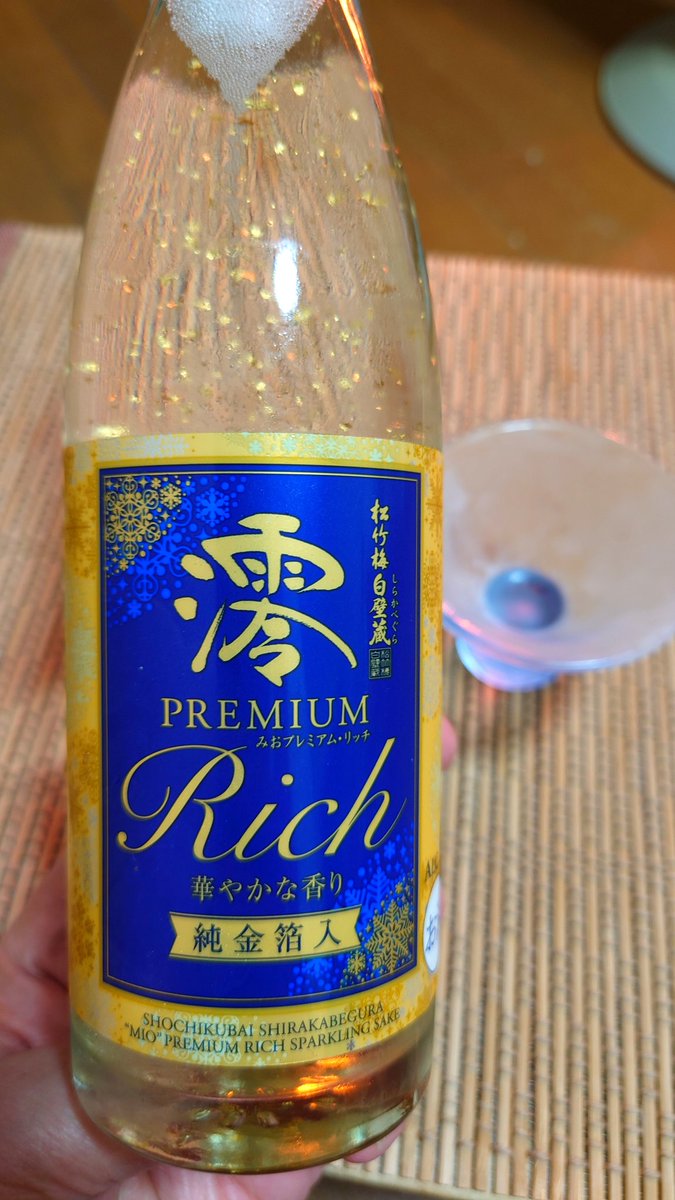 5Schwarze's tweet photo. お正月らしいお酒を
.
松竹梅白壁蔵
澪プレミアムリッチ
-純金箔入り-
.
#スパークリング清酒 #ALC5% https://t.co/qTfyi7BOfd
