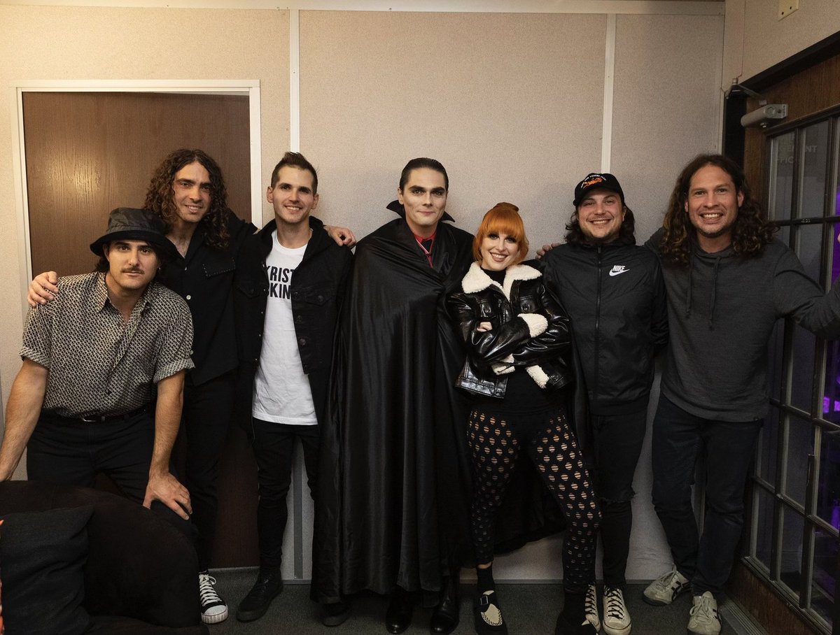 Paramore_Mex's tweet photo. NUEVA FOTO: Paramore junto a My Chemical Romance 🖤🤍. https://t.co/BYA8NayDYQ