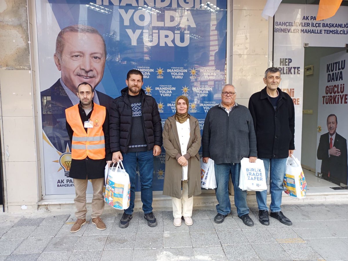 AKBahcelievler's tweet photo. 2023 yolunda, "BİRİZ" diyerek komşularımızı ziyaret etmeye devam ediyoruz.

Şirinevler Mahallemiz sahada. 

Bahçelievler'de girilmedik sokak, çalınmadık kapı, sıkılmadık el bırakmayacağız.

#2023YolundaBiriz
#BirlikİradeZafer https://t.co/L9Spoti1UP