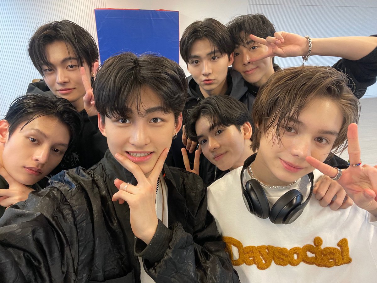 traineesbby_a's tweet photo. thank you for all these precious memories trainee a, i'll never regret being aeons, it's so sad that we end this year feeling like this :'( but I'll still be waiting for your debut!! hopefully 2023 will be a better year for all of us!! <333 https://t.co/PeIjKIUY6b
