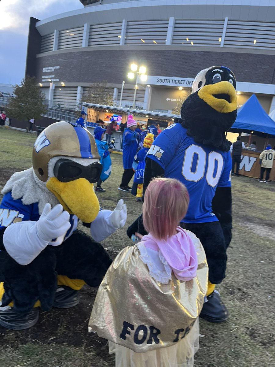 tasha_scho's tweet photo. As 2022 comes to an end, we just wanna wish you all a Happy 2023 CFL Season πππ #ForTheW #hisnameisBuzz #FuzzyWuzzyBuzzy #mascot #fanaticfans #HappyNewYear2023 https://t.co/AsGr1uODGo