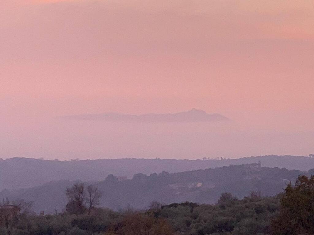Il monte Circeo, come un’isola in un mare di nebbia, nell’ultimo tramonto dell’anno. #circeo #nofilter instagr.am/p/Cm1wVofNBT2/
