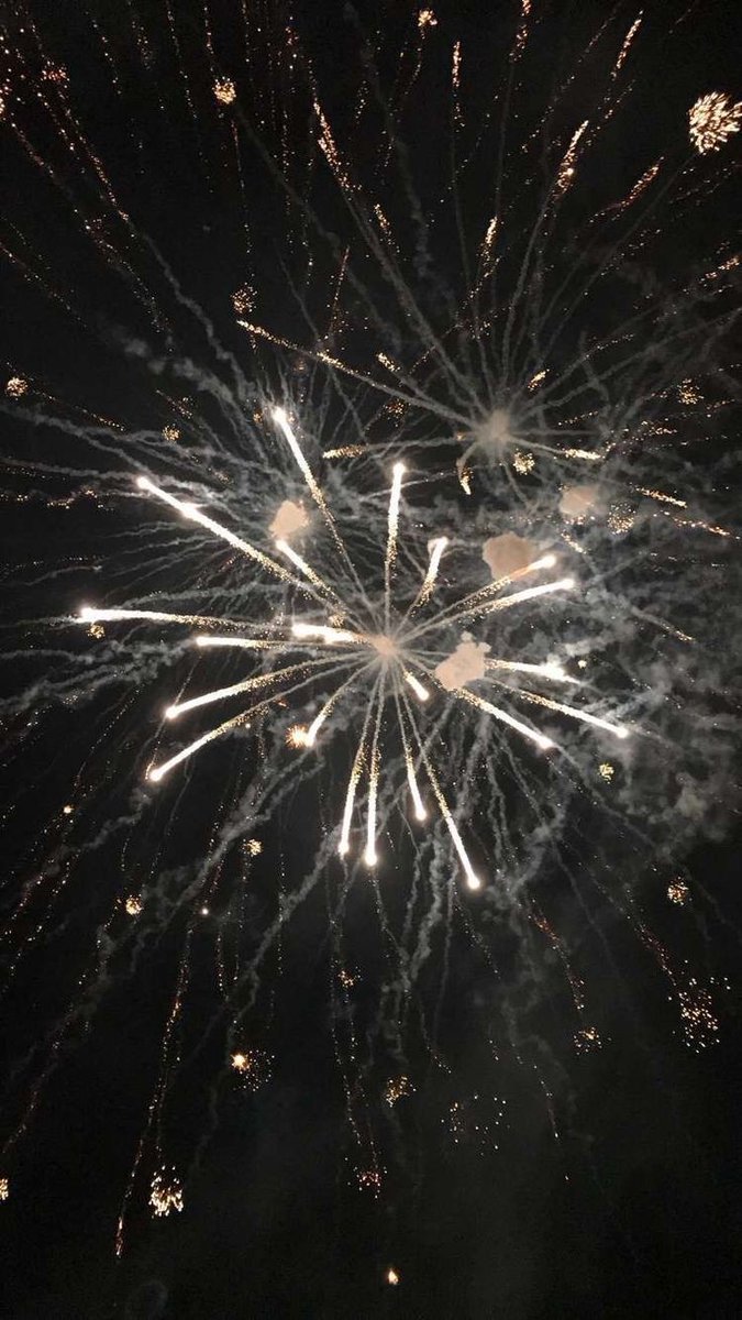 " สวัสดีวันปีใหม่ "

เขาเอ่ยด้วยรอยยิ้ม สายตาจับจ้องไปยังพลุบนท้องฟ้าอย่างเพลินจิต

สวยดี.. นับว่าไม่เลวเลยสำหรับฝีมือของเหล่ามักเกิ้ล