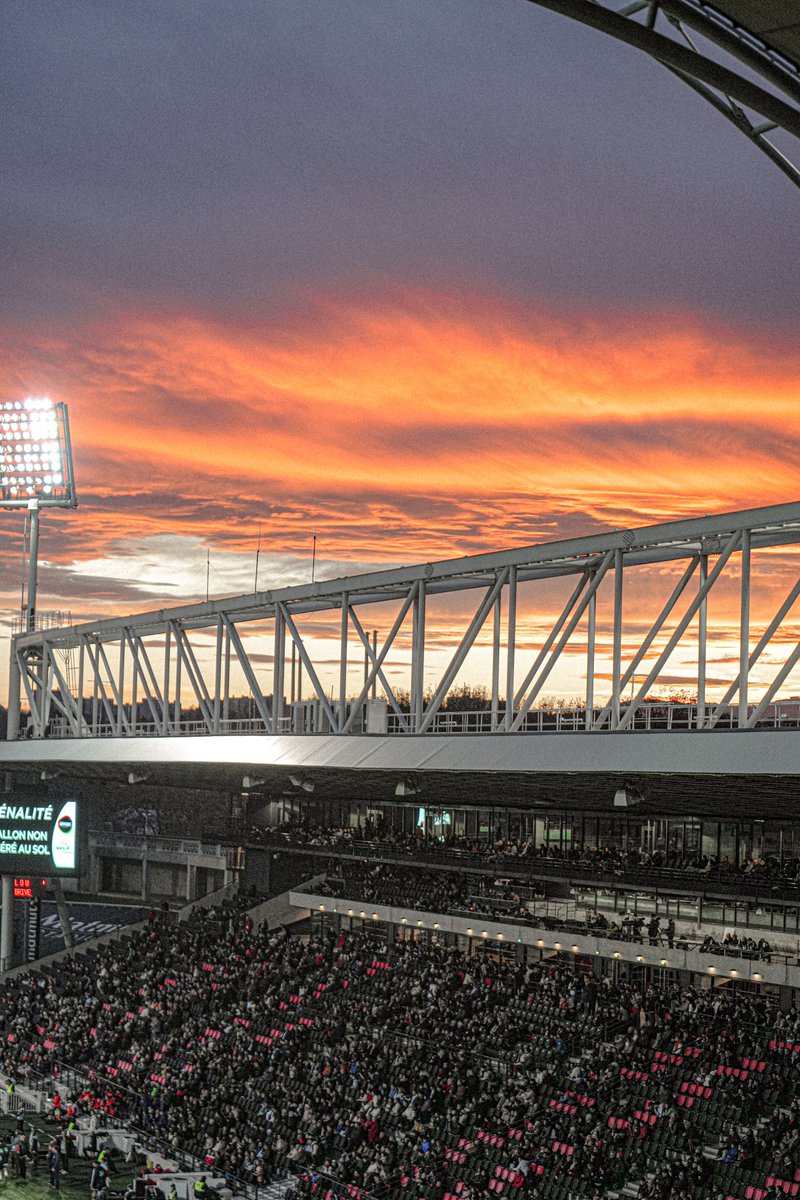 LeLOURugby's tweet photo. 🔥 Un ciel de feu pour terminer 2022 au #MatmutStadium de #Gerland ! #LOUCAB https://t.co/yu0V6R60Ho