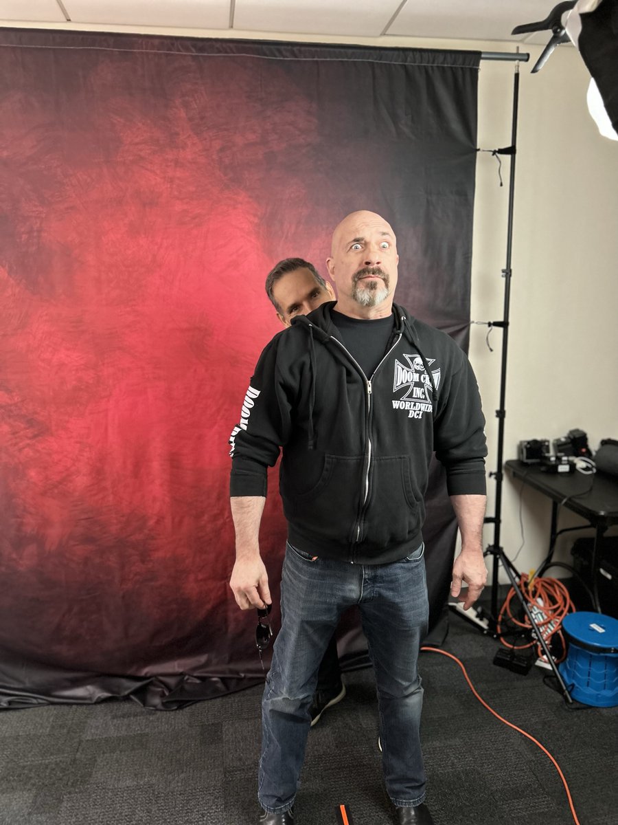 Todd_McFarlane's tweet photo. #YearInReview…Getting to work with THIS GUY again! #SpawnBatmanCrossover 

@GregCapullo  #Spawn #Batman #Capullo #McFarlane https://t.co/teZMRuf5Z2