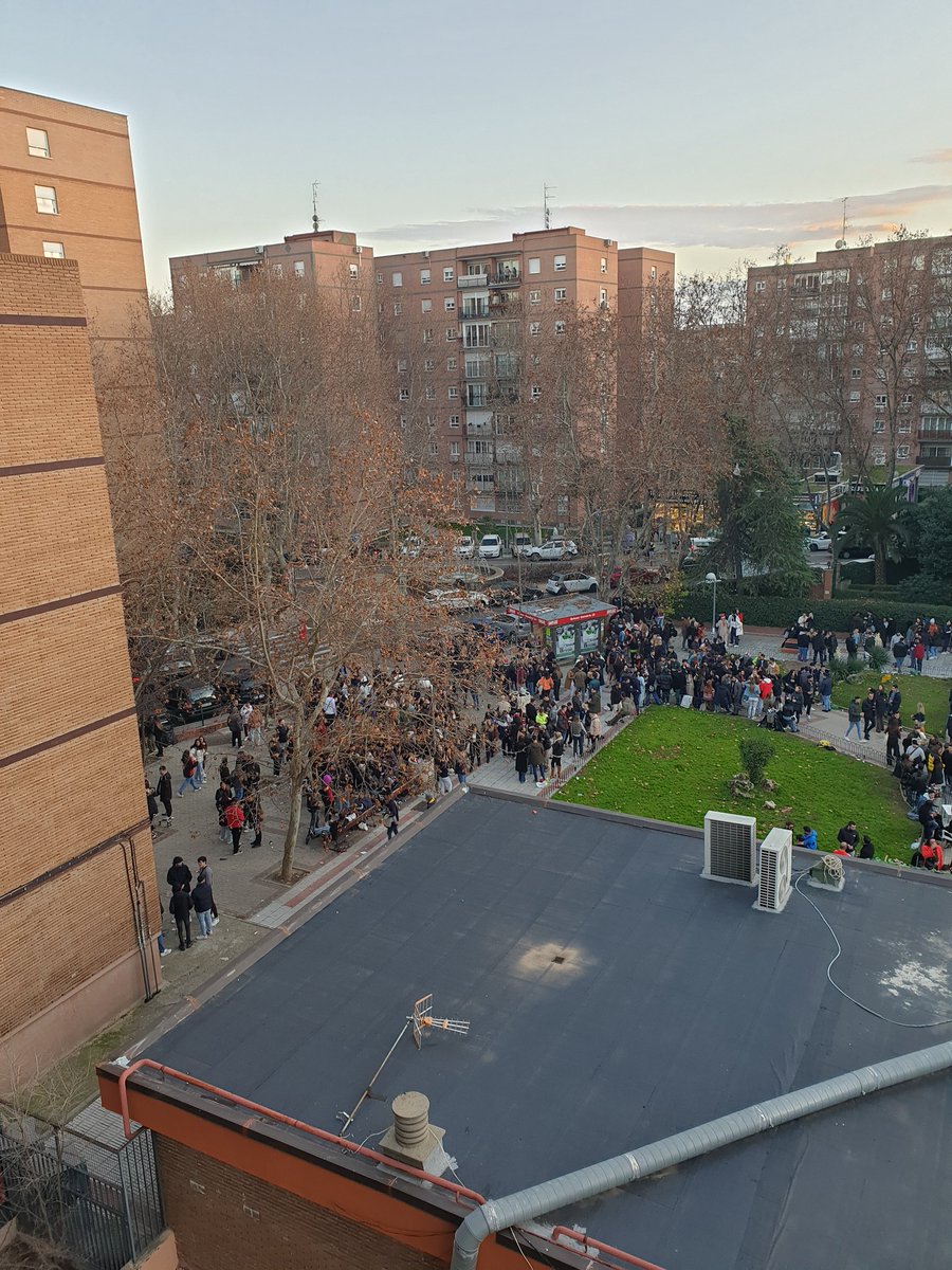 Anuskabelin's tweet photo. @MADRID saben donde orina toda esta gente ahora q han cerrado los 3 bares? pero claro LIBERTAD. Pues las de algunos termina aquí. C/.cantabria 35, madrid https://t.co/Ay33ApEiEV