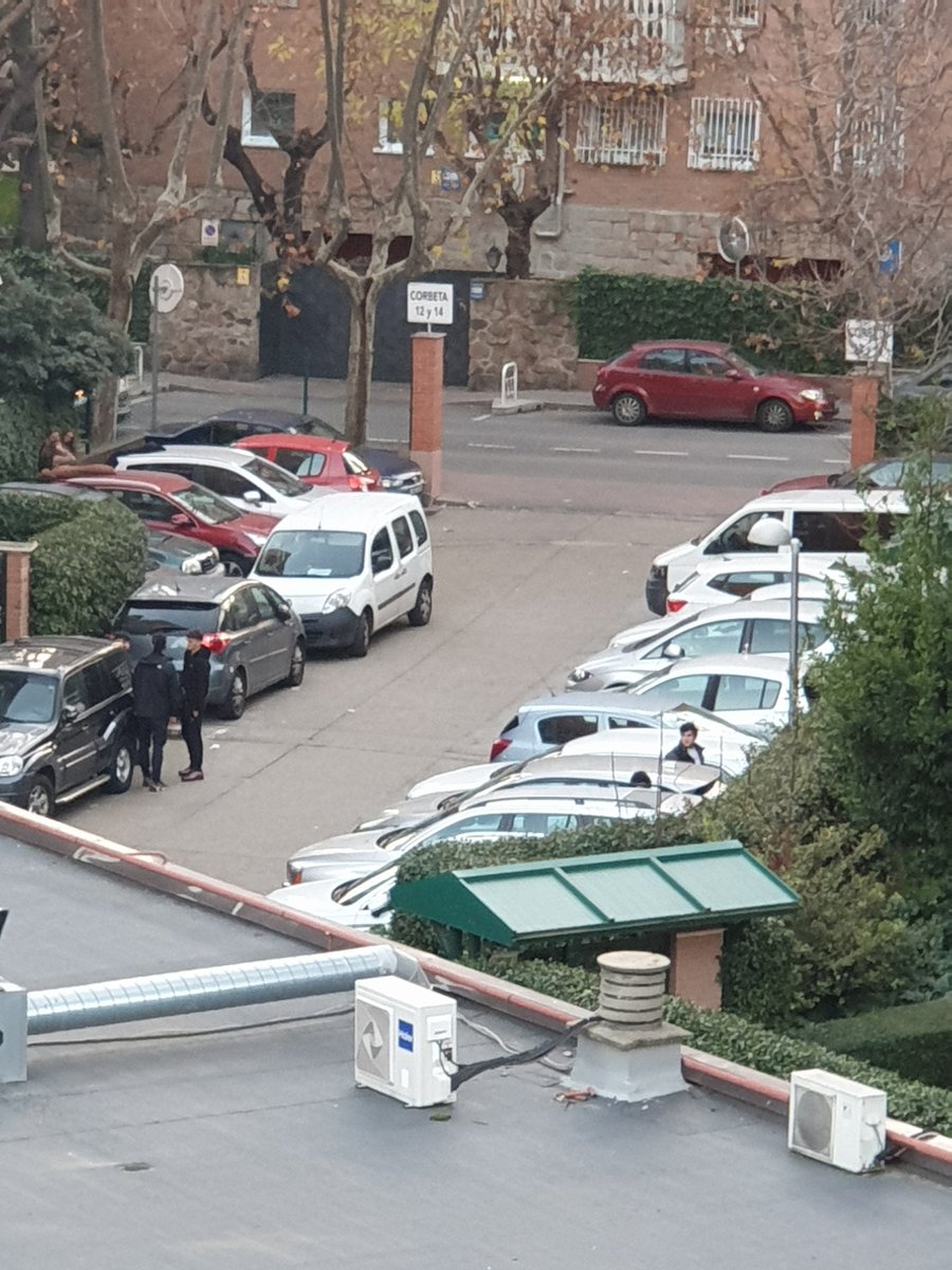 Anuskabelin's tweet photo. @MADRID saben donde orina toda esta gente ahora q han cerrado los 3 bares? pero claro LIBERTAD. Pues las de algunos termina aquí. C/.cantabria 35, madrid https://t.co/Ay33ApEiEV