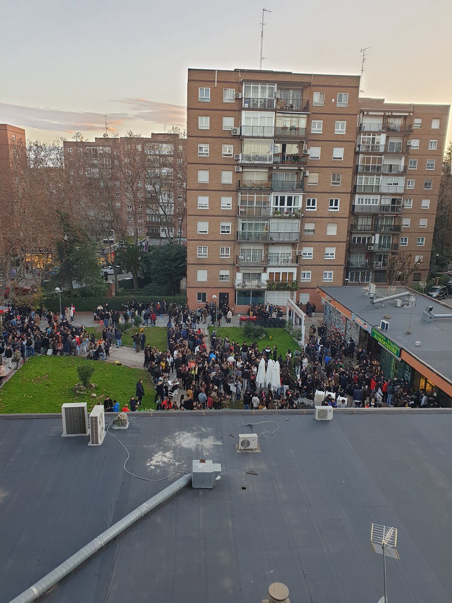 Anuskabelin's tweet photo. @MADRID saben donde orina toda esta gente ahora q han cerrado los 3 bares? pero claro LIBERTAD. Pues las de algunos termina aquí. C/.cantabria 35, madrid https://t.co/Ay33ApEiEV
