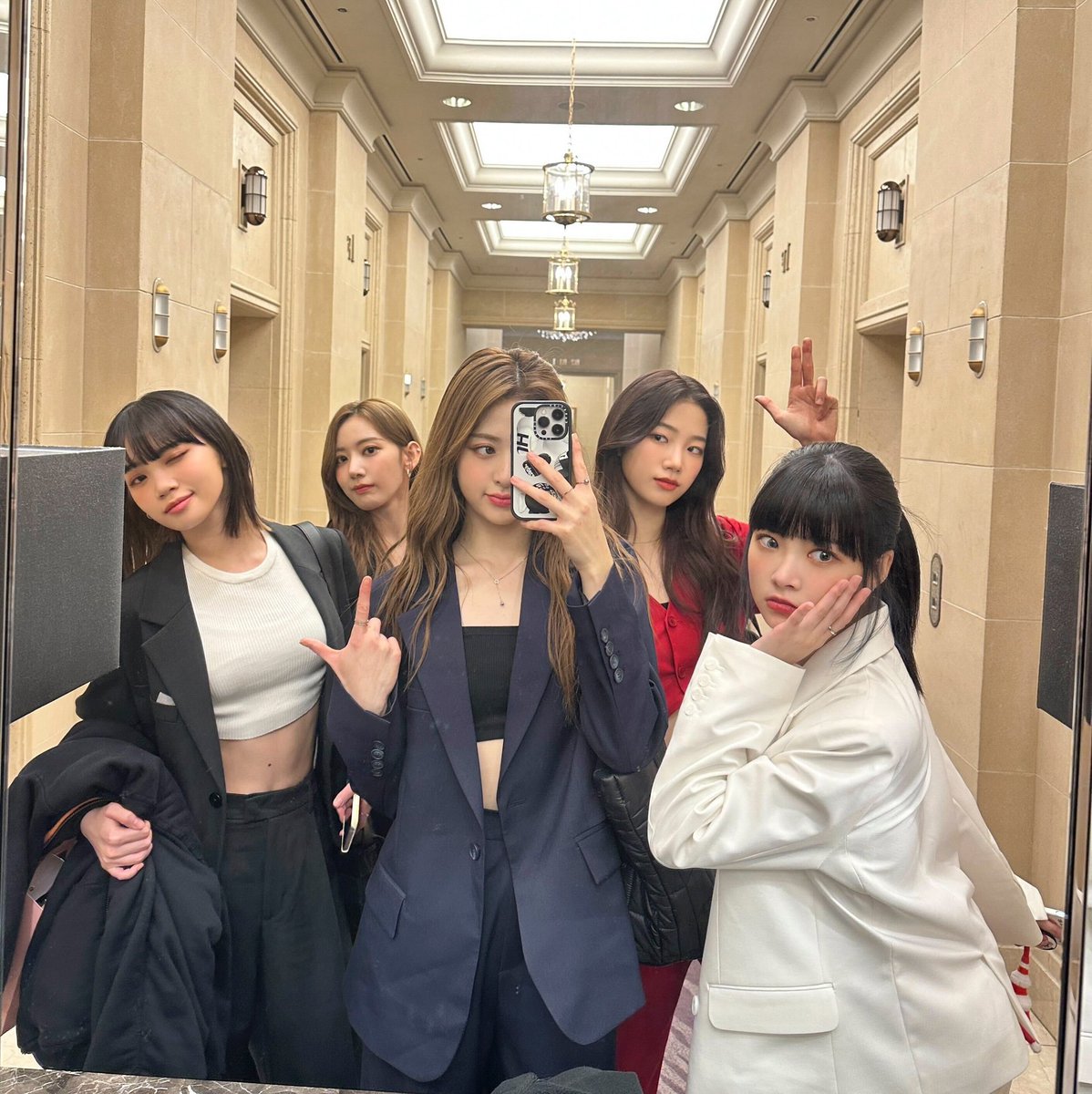 mxzarx's tweet photo. 새해복 많이 받으시고 2023년도 르세라핌 해요❤️‍🔥 https://t.co/YxWztC2jX4