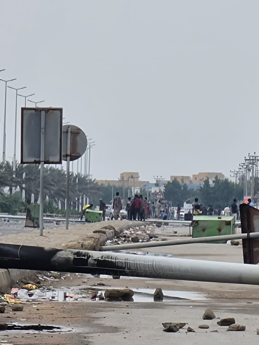 BnmWelfare's tweet photo. #Gwadar is seized by LEAs 4 many days mass poplation protsng 4 fundmentl rights to stop plundring their resurcs from sea which is only source of livelihood of local peple, local activists r being harassed and govt machinery in use, comunctions r jamed.
#BalochSpring 
#Balochistan https://t.co/AT1Jjxww5r