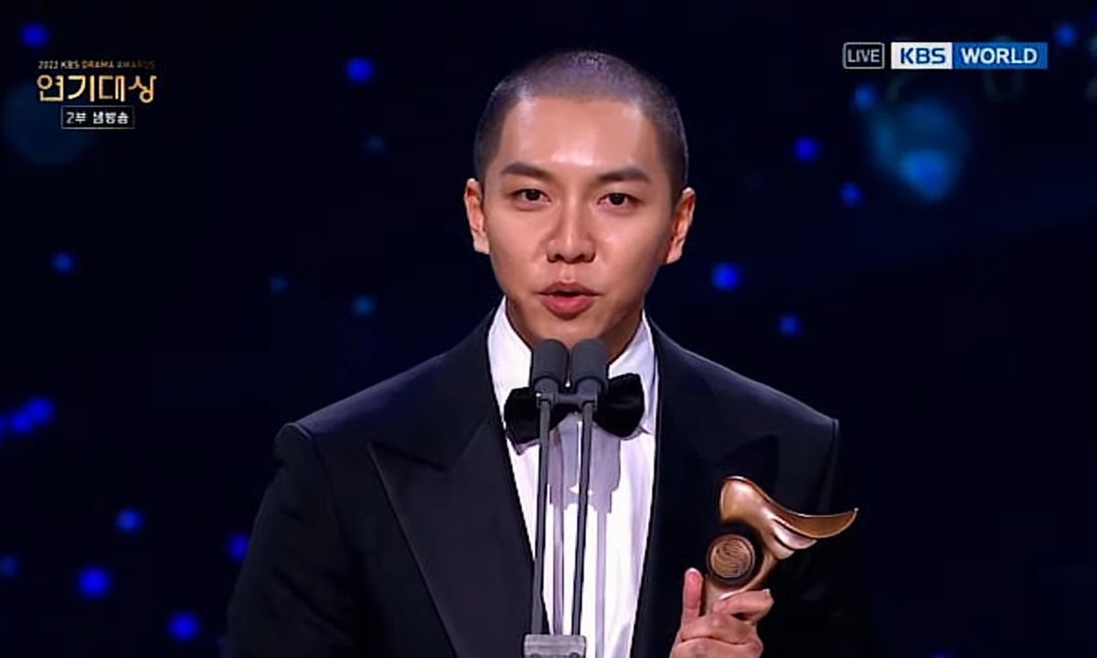 LSG_hall's tweet photo. 221231 #LeeSeungGi's speech:

"Thank you. I'm really nervous. It was the most difficult year of my life, I'm sorry &amp; grateful for giving me such a big award. I will consider this award as a representative of our team's hard work" (cont)

#KBSDramaAwards2022
#LeeSeungGi #이승기 https://t.co/kBoj3X8nMq