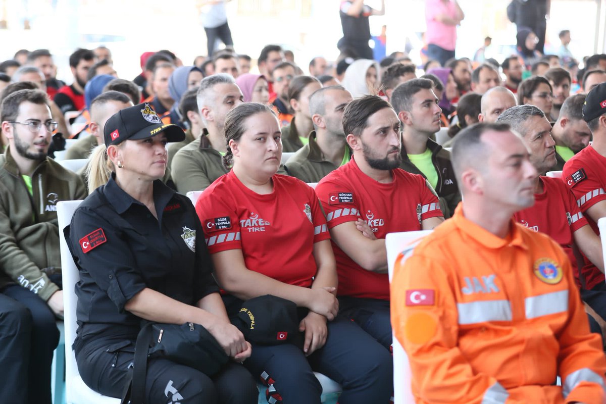 AFADBaskanlik's tweet photo. 2022 yılında AFAD Akreditasyon Sistemi kapsamında;

▪️ 6⃣7️⃣ Kentsel Arama Kurtarma
▪️ 6⃣ Beslenme
▪️ 1⃣ Ayni Bağış ve Depo Yönetimi
▪️ 3⃣ Afet ve Acil Durum Eğitimi

alanında olmak üzere toplam 7️⃣7️⃣ ekip ve 2️⃣.0️⃣9️⃣7️⃣ üye akredite edildi.

Birlikte çok daha güçlüyüz! 🇹🇷 https://t.co/ezLidCB28b