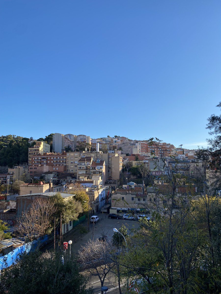 🌌 Arriba un any nou, però la lluita segueix sent la mateixa, la lluita contra l'especulació i la degradació de Vallcarca. Per un barri millor, més unit, organitzat i solidari, bon any 2023 i visca Vallcarca!! 🌟👊🔥