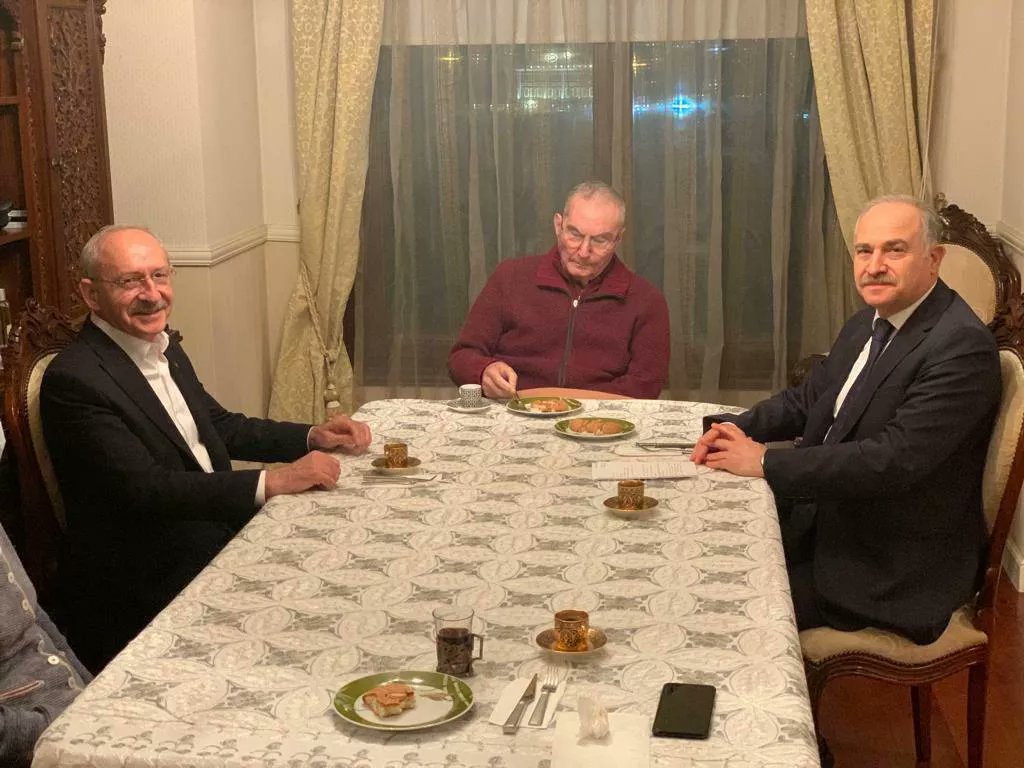 Kemal Kılıçdaroğlu, kaset kumpası ile koltuğunu bırakmak zorunda kalan Deniz Baykal'ı ziyaret etti.
Servis edilen fotoğraf da bu.
Baykal'a dikkatle bakın:
"Benim ne işim var bunlarla" der gibi!

Adaylık için kapı kapı geziyor sanırım kemal bey...