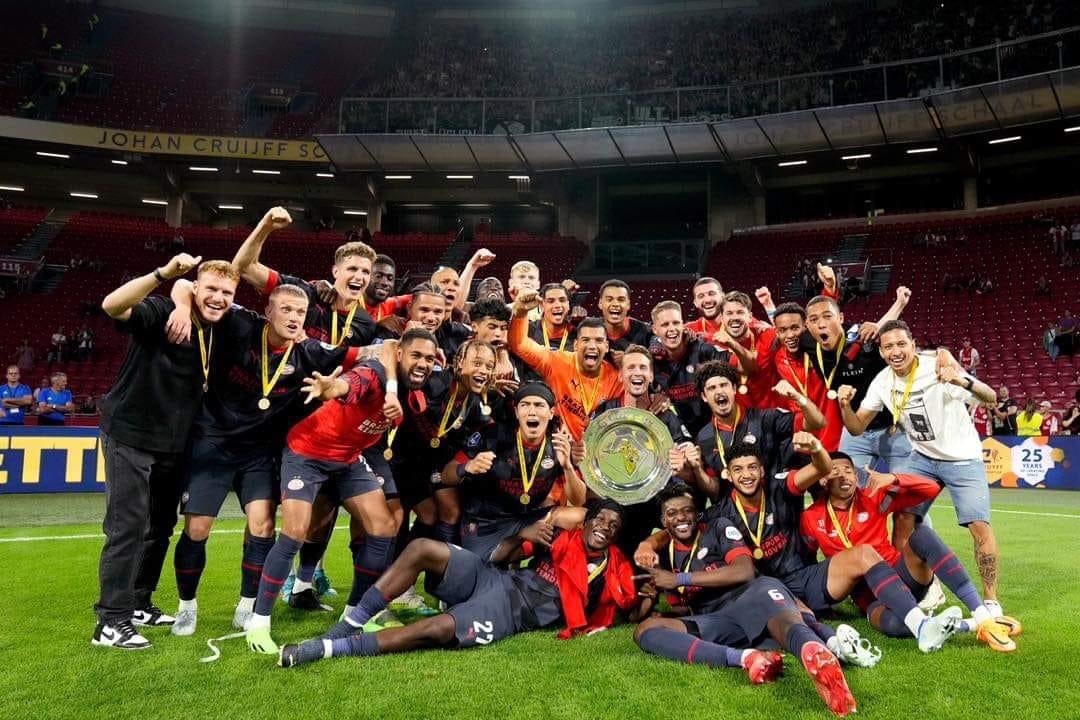 vanSonenBreugel's tweet photo. Al mijn volgers en alle andere lieve mensen, een fijne Jaarwisseling en maakt er wat van! Veel liefde en geluk, en een kampioenschap voor PSV. #PSV #PSVACM #HappyNewYear2023 https://t.co/seVH4M0T2K