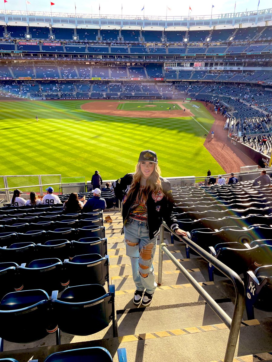 90syankskid's tweet image. When your birthday falls on the biggest party of the year, the whole world celebrates you. Too bad this is the only place I want to be celebrating. Happy New Year, my friends! 🎊 #thisis34