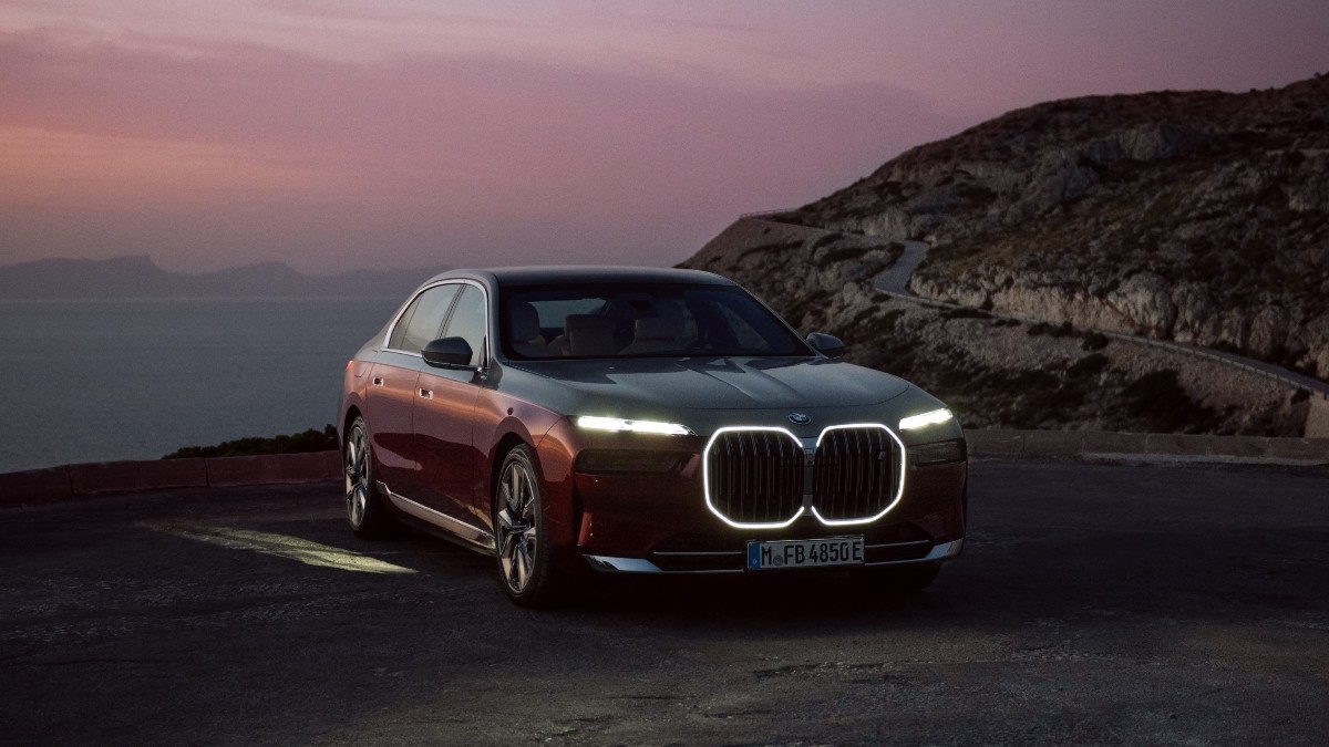 BMW on Twitter "End the year on an iconic shine. The i7 with Crystal